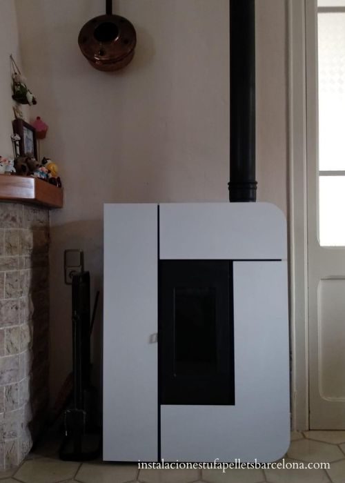 Instalacoçon hidroestufa pellets conectada a calefacción en Barcelona